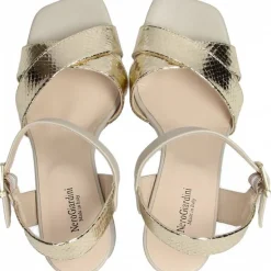 Sandalo con tacco e cinturini incrociati beige e oro