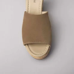 Sandalo con zeppa effetto sughero