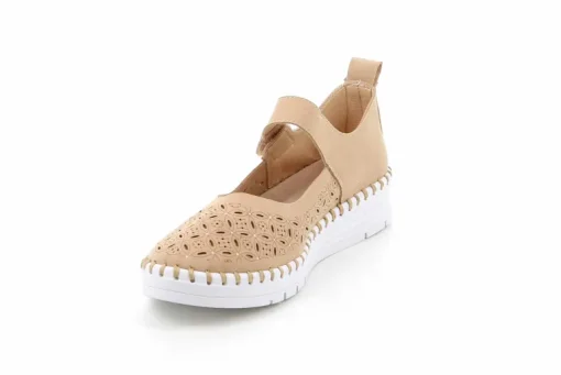 Scarpa Bassa con Cinturino e Tomaia Traforata