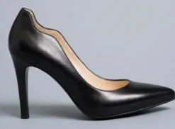 Scarpa con tacco e punta affusolata nero