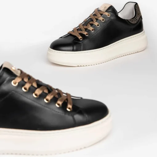 Sneakers donna con lacci e Borchiette nel Tallone
