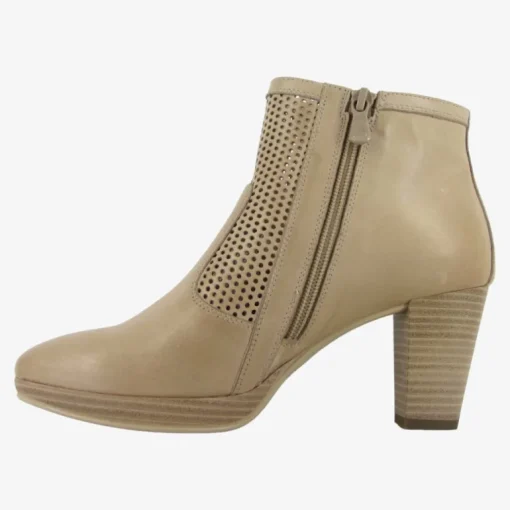 Stivaletto in pelle tomaia liscia e gambale traforato